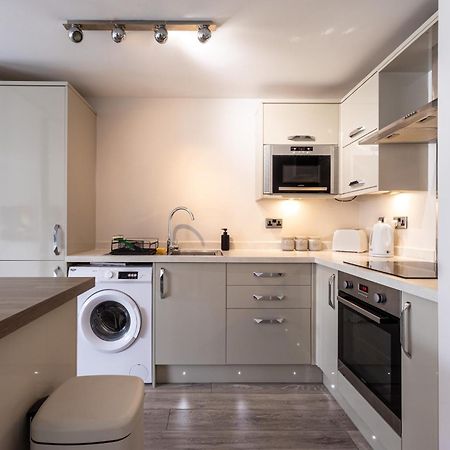 Modern 2 Bed Apartment Near Gatwick ครอว์ลีย์ ภายนอก รูปภาพ