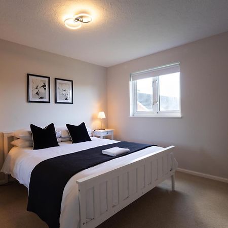 Modern 2 Bed Apartment Near Gatwick ครอว์ลีย์ ภายนอก รูปภาพ