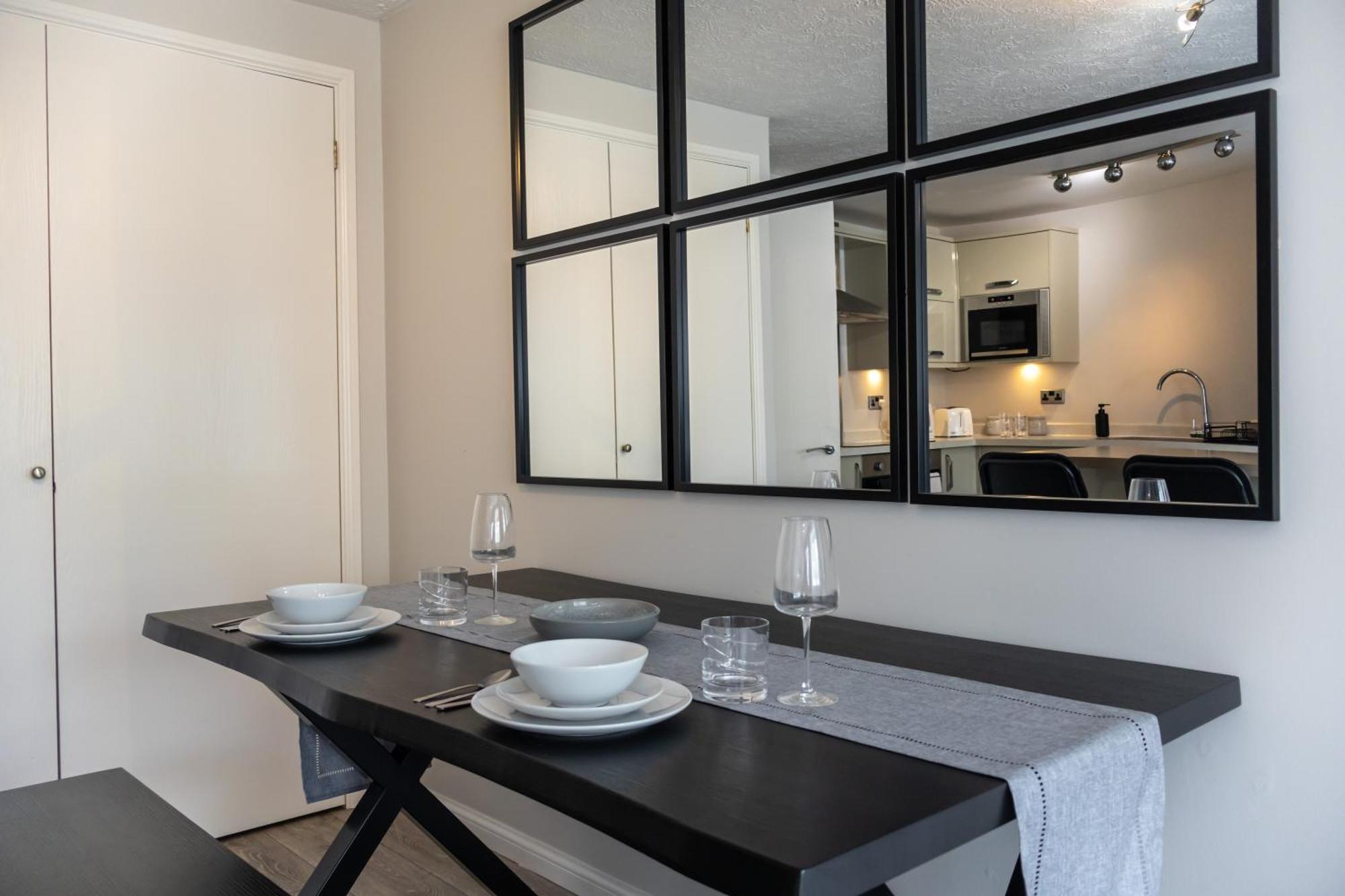 Modern 2 Bed Apartment Near Gatwick ครอว์ลีย์ ภายนอก รูปภาพ