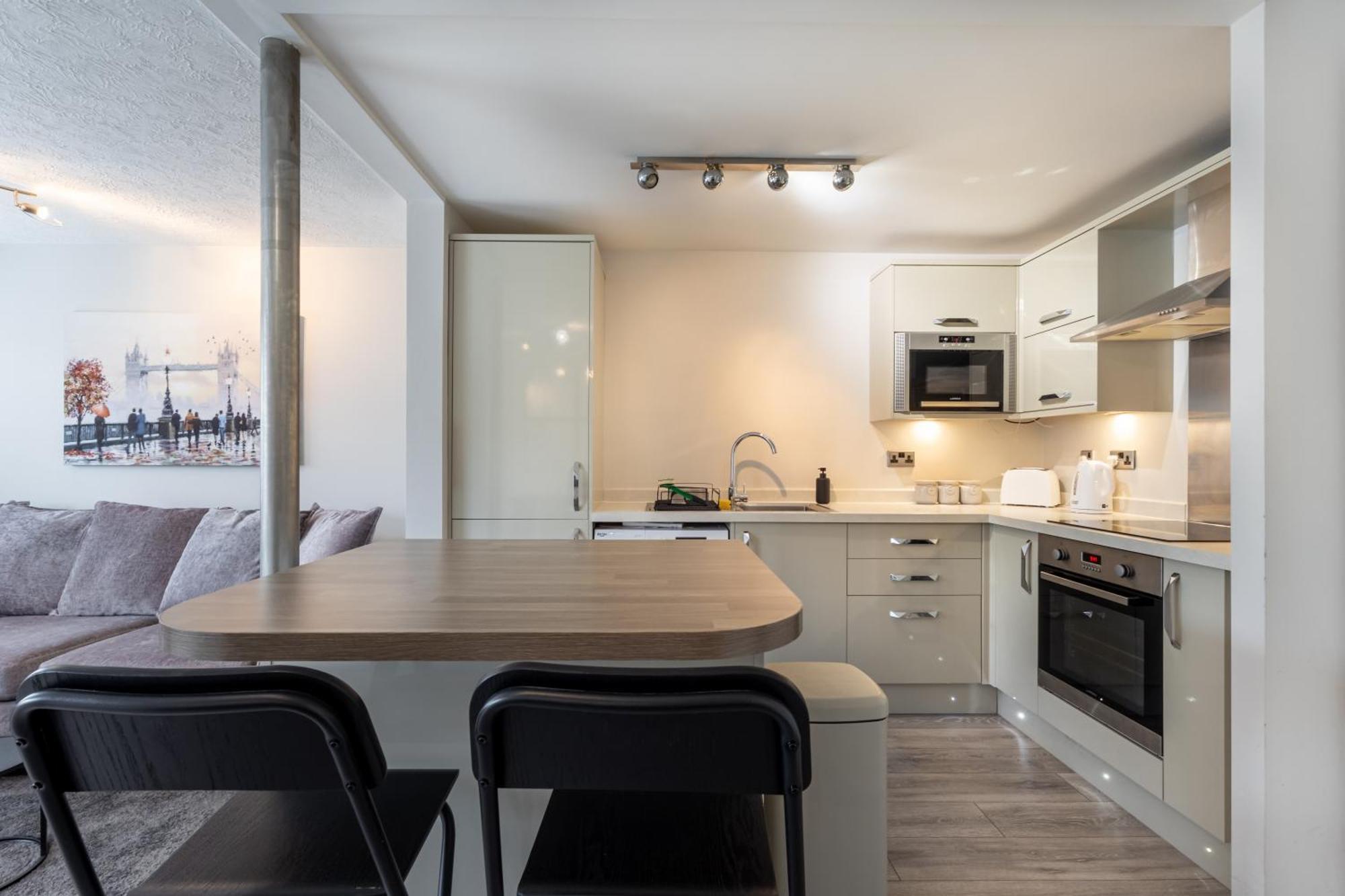 Modern 2 Bed Apartment Near Gatwick ครอว์ลีย์ ภายนอก รูปภาพ