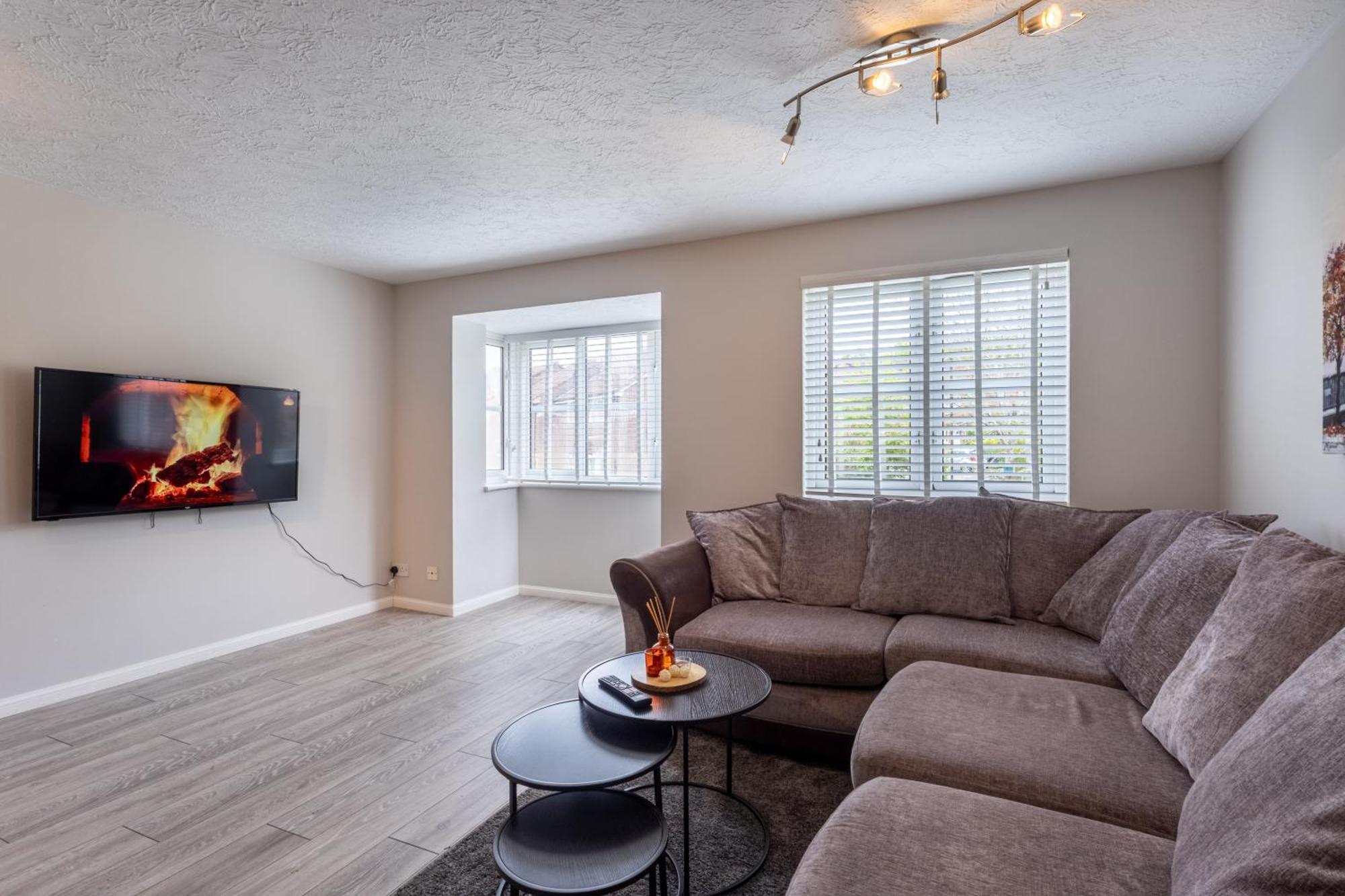 Modern 2 Bed Apartment Near Gatwick ครอว์ลีย์ ภายนอก รูปภาพ