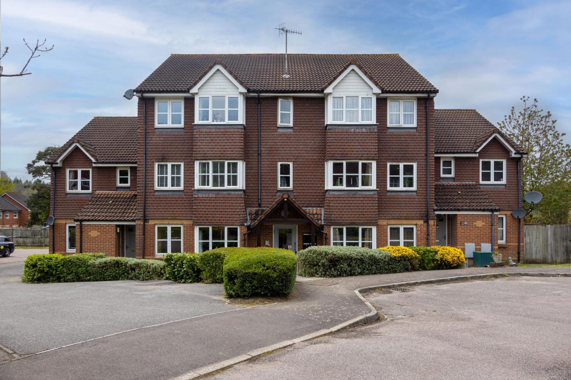 Modern 2 Bed Apartment Near Gatwick ครอว์ลีย์ ภายนอก รูปภาพ