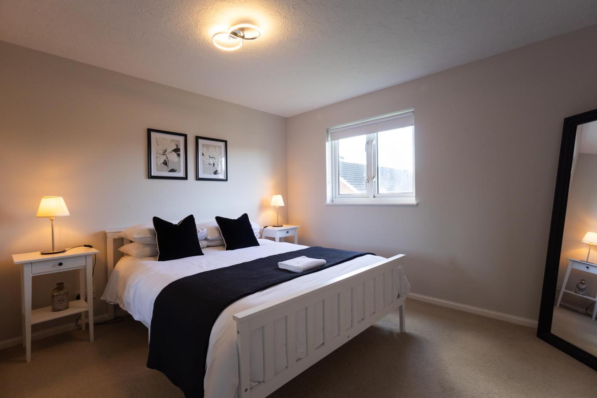 Modern 2 Bed Apartment Near Gatwick ครอว์ลีย์ ภายนอก รูปภาพ
