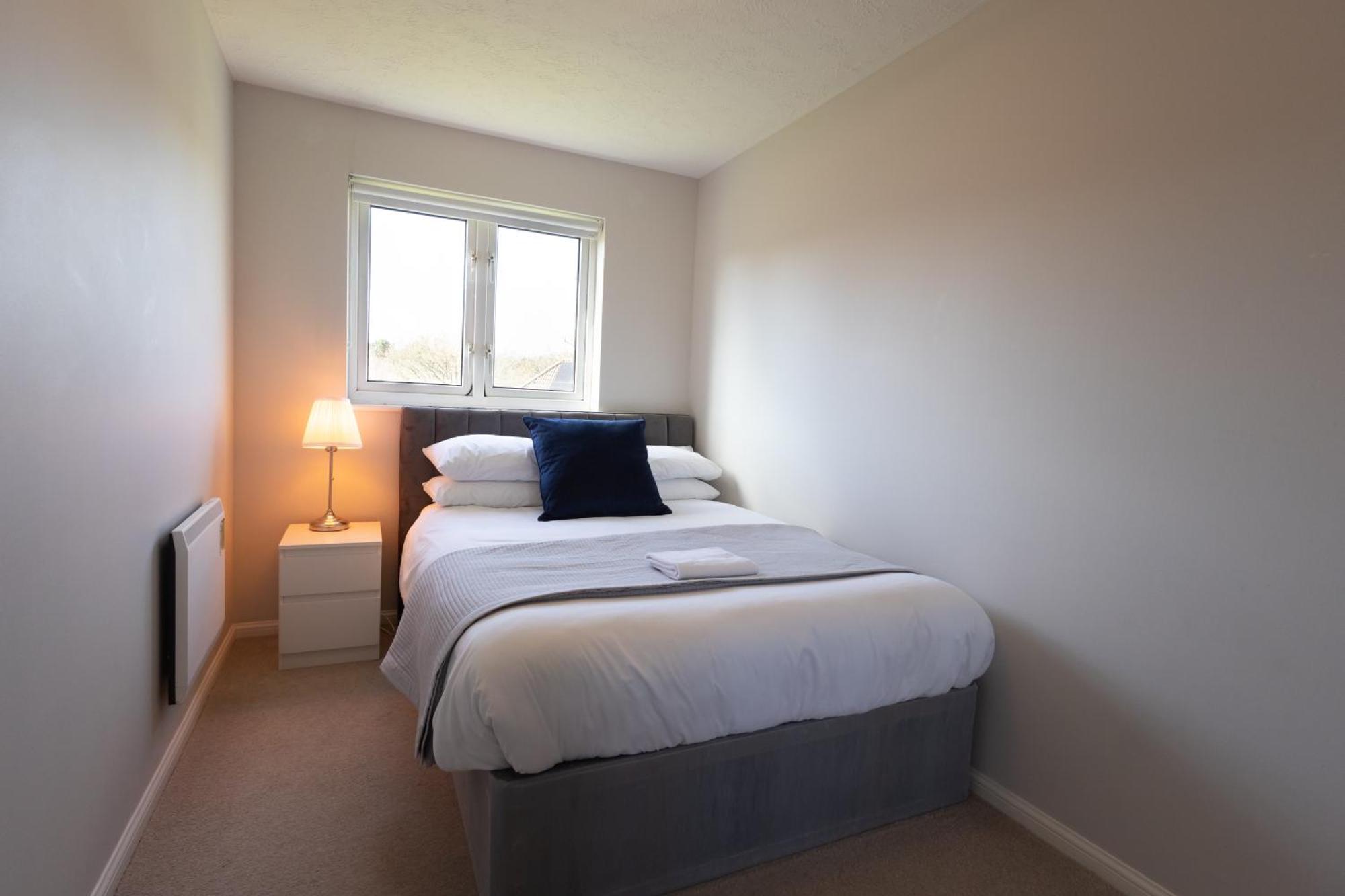 Modern 2 Bed Apartment Near Gatwick ครอว์ลีย์ ภายนอก รูปภาพ