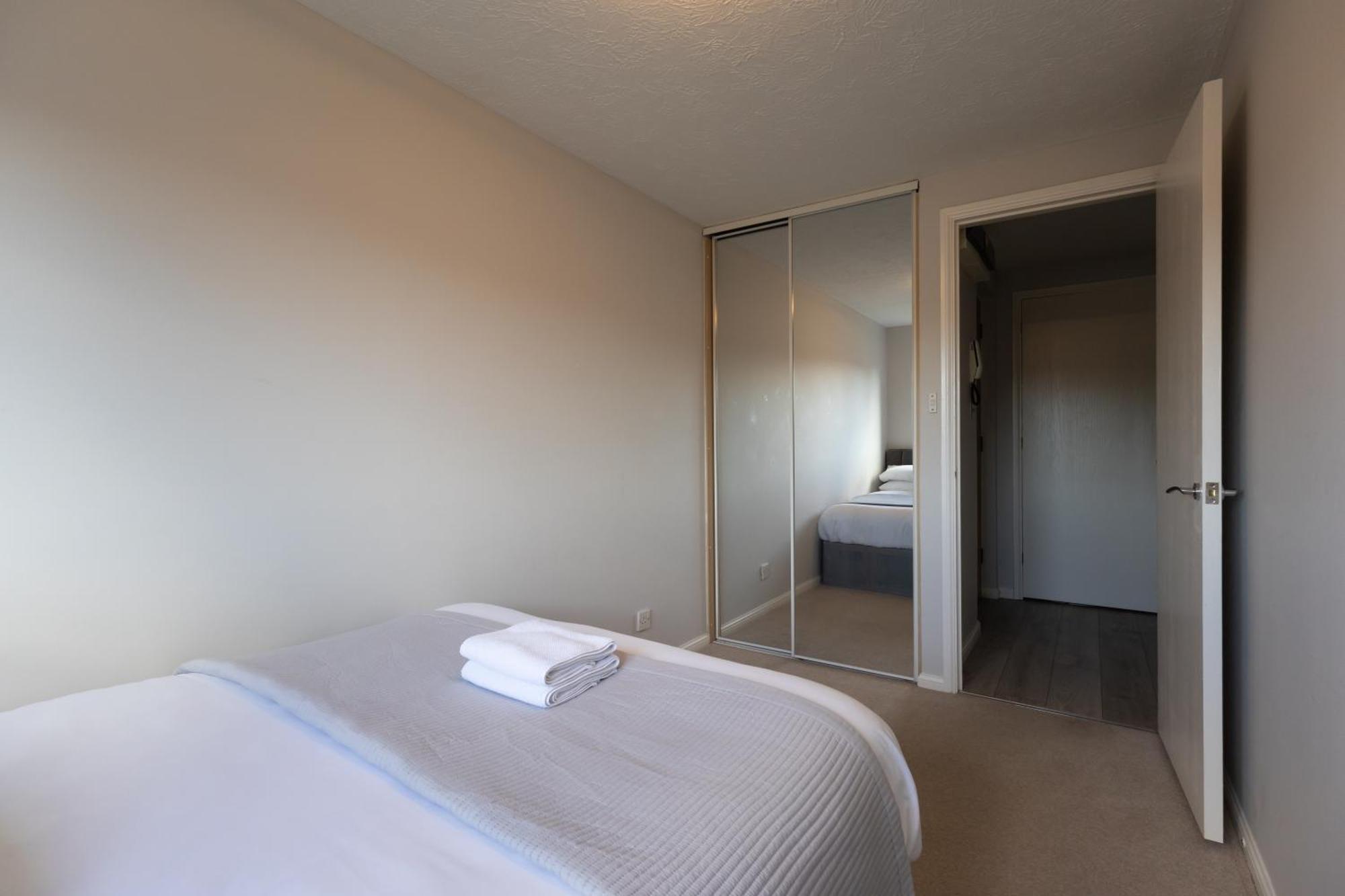 Modern 2 Bed Apartment Near Gatwick ครอว์ลีย์ ภายนอก รูปภาพ