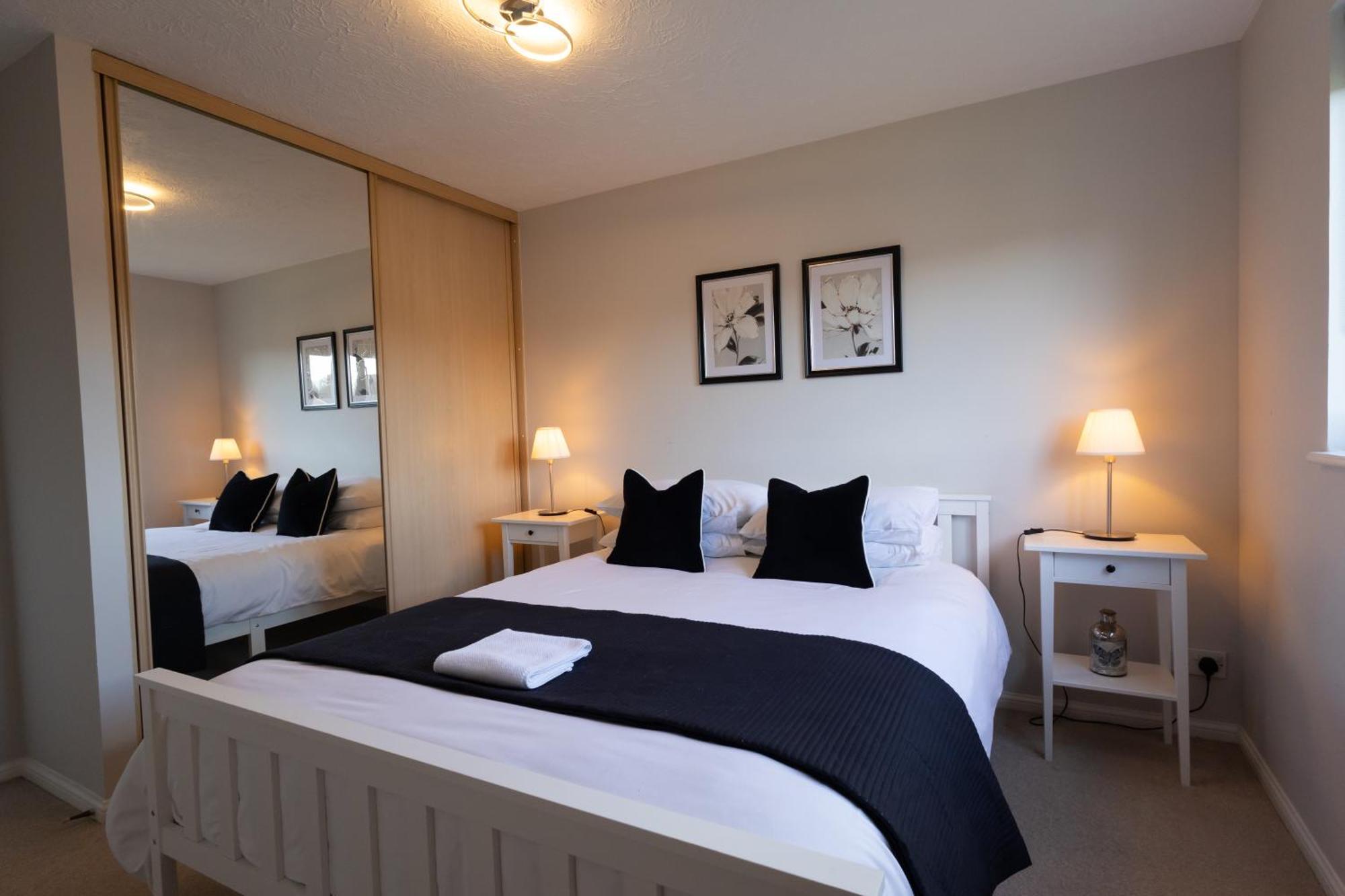Modern 2 Bed Apartment Near Gatwick ครอว์ลีย์ ภายนอก รูปภาพ
